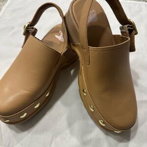 Sorel Women’s Tan Leather Slingback Clog with Stud Accents Size 7